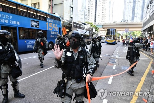 홍콩시위 참가자 2명, 경찰이 쏜 실탄 맞아…1명 위독