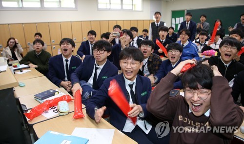 U-17 월드컵 축구 대표 7명 소속…포항제철고 8강전 뜨거운 응원