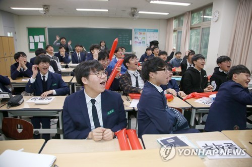 U-17 월드컵 축구 대표 7명 소속…포항제철고 8강전 뜨거운 응원