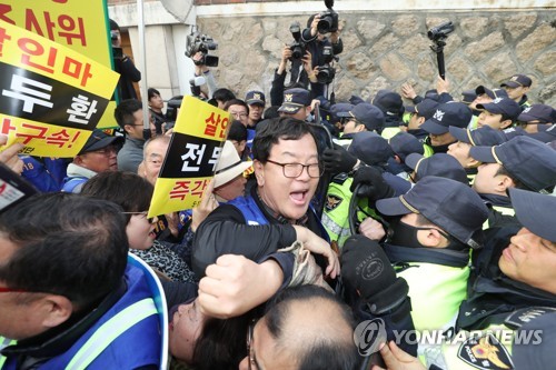 5·18단체 "전두환, 치매라면서 골프? 구속해야"…자택 앞 집회