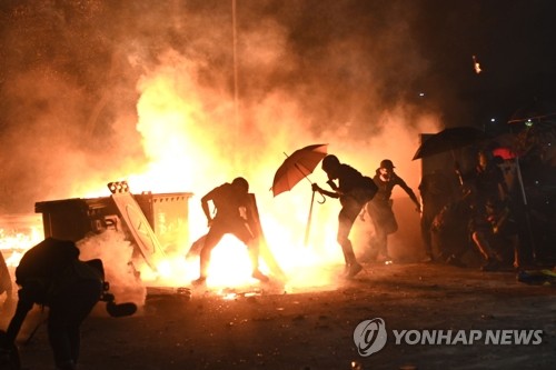 中매체, 홍콩 시위대 맹공…"캠퍼스를 전쟁터처럼 만들어"