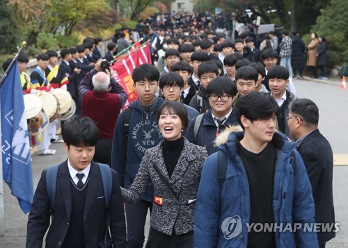 "길을 비켜라, 고3 나가신다"…수능 예비소집날 모교서 응원전