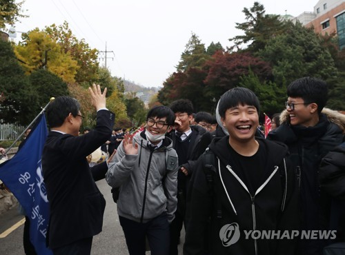 "길을 비켜라, 고3 나가신다"…수능 예비소집날 모교서 응원전