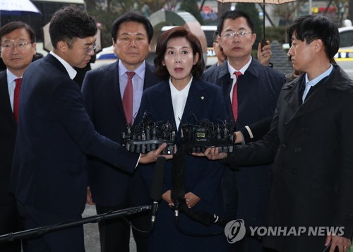 '패스트트랙 충돌' 나경원 검찰 출석…"역사가 기억하고 심판"