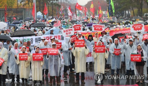 농민단체, 'WTO 개도국 지위 포기' 반발 서울서 빗속 1만명 집회