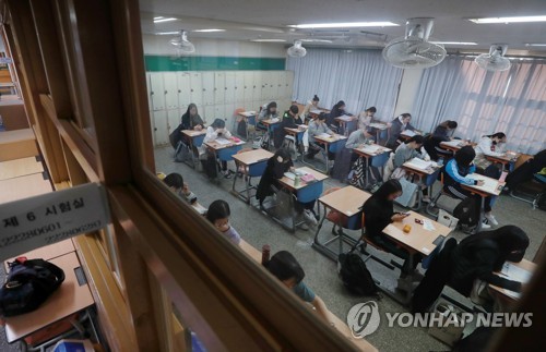 [수능] 늦잠 남학생, 순찰차 타고 여학생 고사장서 쑥스러운 응시(종합)