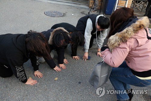 [수능] "고생한 수험생들에게 박수를…" 한파 녹인 응원 한마디