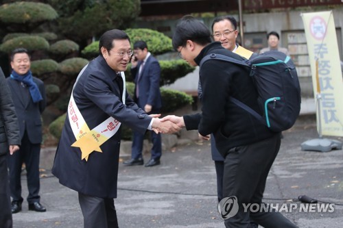 [수능] "고생한 수험생들에게 박수를…" 한파 녹인 응원 한마디