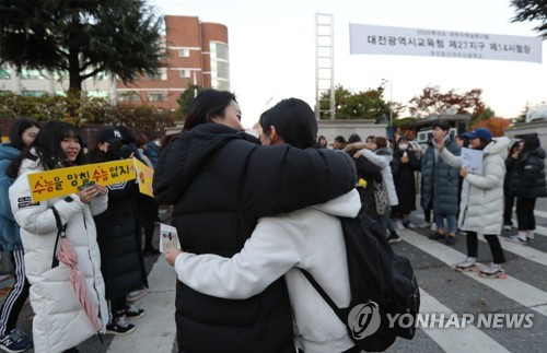 [수능] 대전세종충남 3만여명 응시…'힘내세요' 열띤 응원전