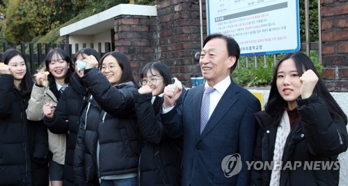 [수능] 대전세종충남 3만여명 응시…'힘내세요' 열띤 응원전