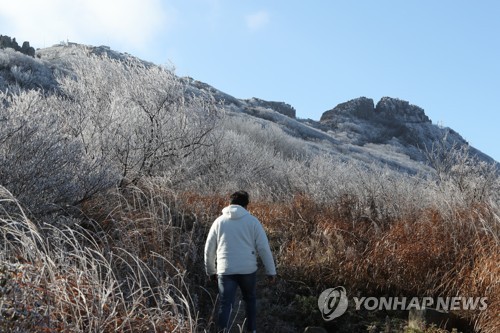 겨울이 성큼…무등산에 올가을 첫 상고대·얼음