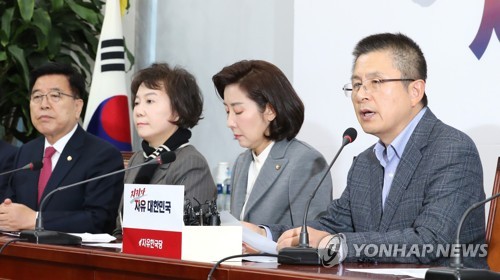 한국당, 보수통합·인적쇄신 '지지부진'…총선 채비 '흔들'