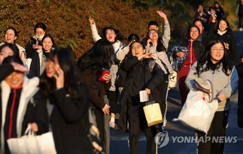 수험생 "국어 경제지문 까다로워…수학도 중간난도 문제 어려워"