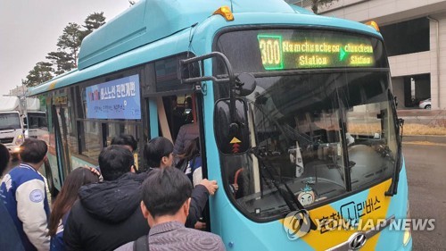 춘천시 시내버스 노선 전면 개편 '부르릉'…첫날 환승 혼선