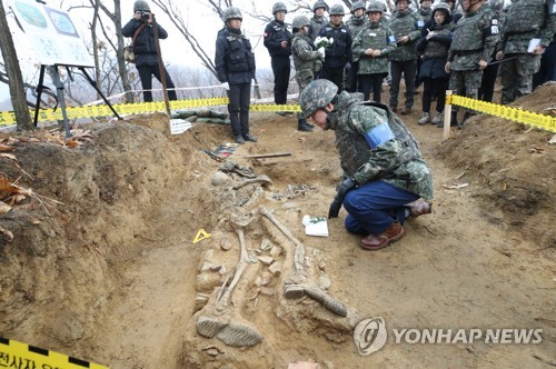 이총리, 유해발굴현장서 "최후의 한분까지 모시는 게 도리"(종합)