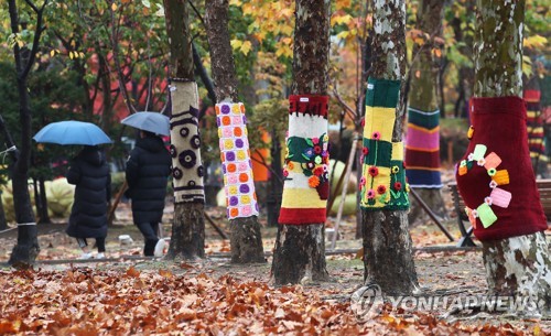 늦가을 비바람에 도심 한산…대학은 '논술 열기' 후끈