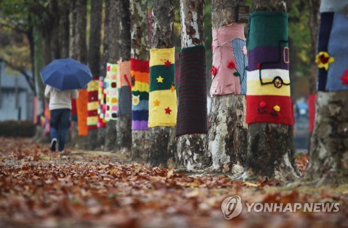 [날씨] 비 오는 월요일 출근길…강한 바람에 체감온도 '뚝'