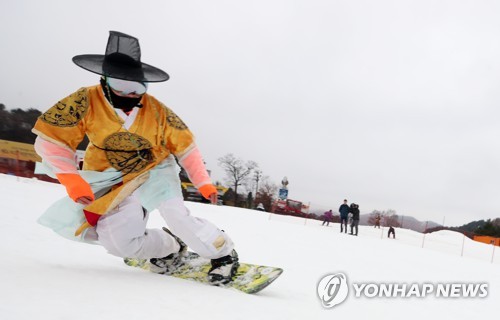 "손꼽아 기다려온 겨울을 즐겨라" 강원 스키장 오늘 첫 개장(종합)