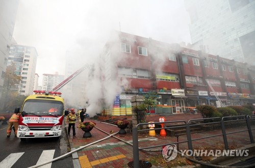 서울 서초동 진흥상가 지하서 불…소방관 등 17명 부상