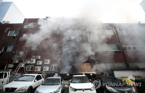 서울 서초동 진흥상가 지하서 불…소방관 등 17명 부상