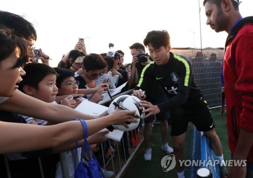 '친절한 손흥민', 아부다비까지 찾은 축구팬들에 사인으로 답례