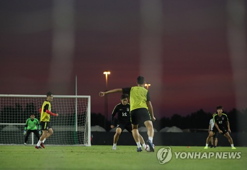 '친절한 손흥민', 아부다비까지 찾은 축구팬들에 사인으로 답례