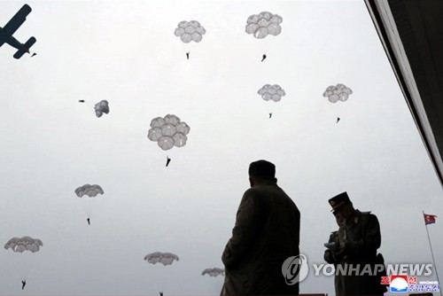 김정은, 낙하산 침투훈련 지도…"전쟁준비 능력 향상시켜야"
