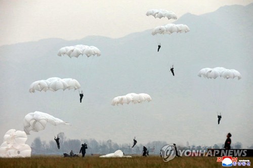 김정은, 낙하산 침투훈련 지도…"전쟁준비 능력 향상시켜야"(종합)