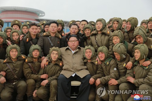 김정은, 낙하산 침투훈련 지도…"전쟁준비 능력 향상시켜야"(종합)