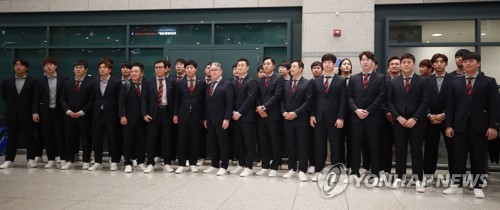 '침통한 귀국' 김경문 감독 "국민에 죄송…도쿄에서 만회"(종합)