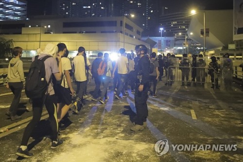 [르포] 홍콩 경찰 '고사작전'에 시위대 '최후 보루' 사실상 함락
