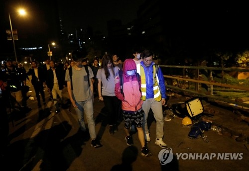 홍콩 경찰, 시위대 '최후 보루' 이공대 봉쇄…탈출시도 이어져