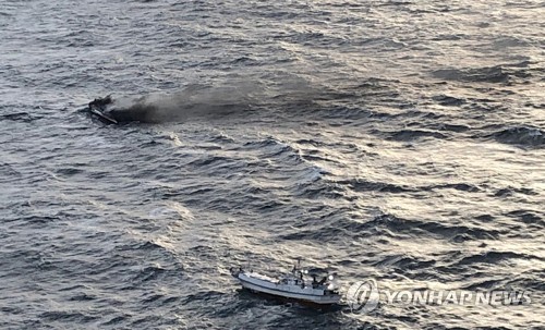 제주 해상서 화재 선박 실종자 1명 발견…"호흡·맥박 없어"