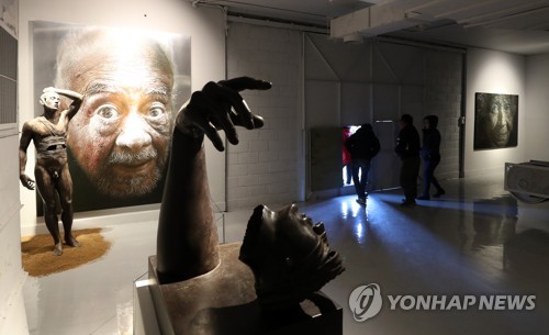 겨울 스키 시즌 돌입…강원 스키장 흐린날씨 속 은빛 질주