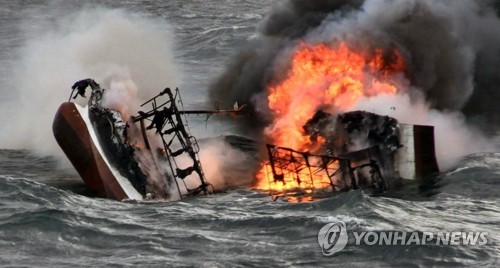 '실종자는 어디에' 대성호 화재 사흘째…밤샘수색 성과 없어