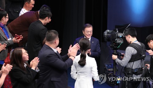 文대통령 "고용불안 속시원히 해결안돼 송구…비정규직 줄여야"