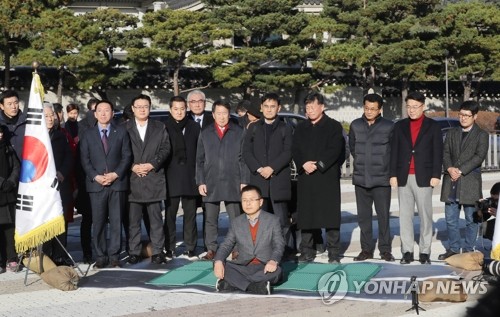 황교안, 무기한 단식투쟁 돌입…"죽기를 각오하겠다"