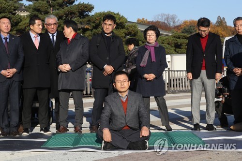 한국당 패스트트랙 총력저지…黃단식에 총사퇴·장외집회 거론도