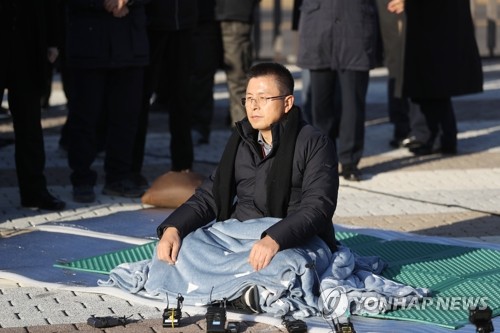 황교안, 무기한 단식투쟁 돌입…"죽기를 각오하겠다"(종합2보)