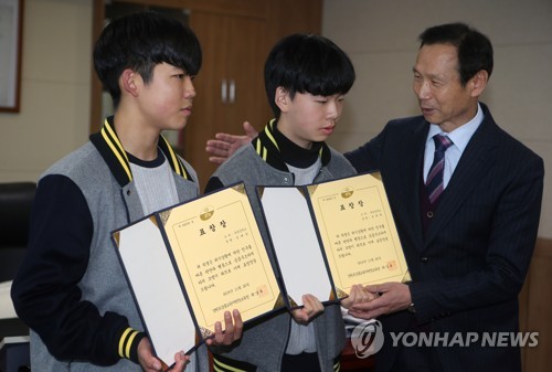 의식 잃고 쓰러진 친구 하임리히법으로 구한 중학생들(종합)