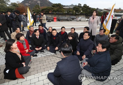 한국당, '黃 단식' 필두로 청와대 앞 배수진…지소미아 '맹공'