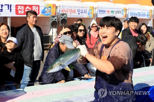 '가을이 간다'…포근한 날씨에 전국 유명산 단풍 인파 '북적'