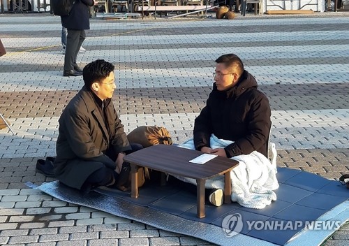 황교안, 청와대 앞 첫 철야농성…"죽음 각오하고 단식 계속"