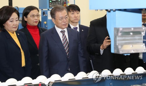 文대통령, 반도체 핵심소재 기업 방문…'소부장' 경쟁력 강조