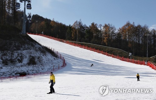 '가을이 간다'…포근한 날씨에 전국 유명산 단풍 인파 '북적'