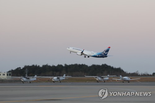 플라이강원 첫 비행…탑승 인식 장애·할인 안내 미흡 '옥에 티'