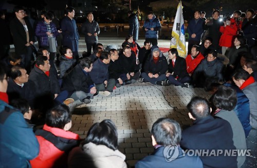 황교안, 청와대 앞 첫 철야농성…"죽음 각오하고 단식 계속"