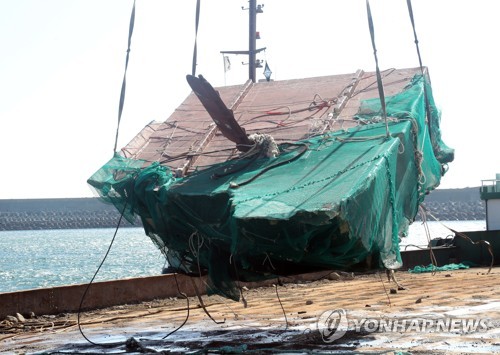 '사고 원인 밝혀지나'…대성호 선미, 제주 화순항에 도착