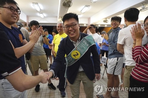 홍콩 선거혁명…범민주 진영 '싹쓸이'·친중파 '궤멸'