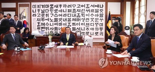 與 "연비제 수용하라"·한국당 "위헌·불법"… 선거법 대립격화